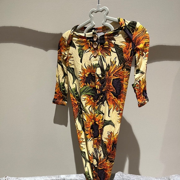 Posh Peanut sunflower newborn knotted outfit - Picture 1 of 2